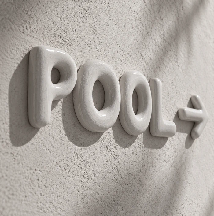 Señalética cerámica con la palabra POOL junto a una piscina